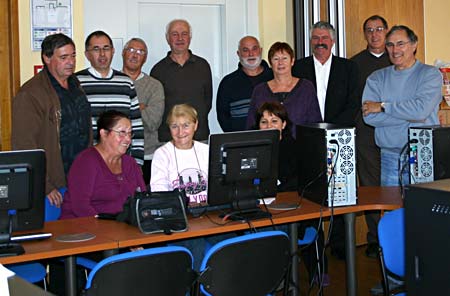 Clicquez pour agrandir La Cyber base mobile a fait halte à Asson