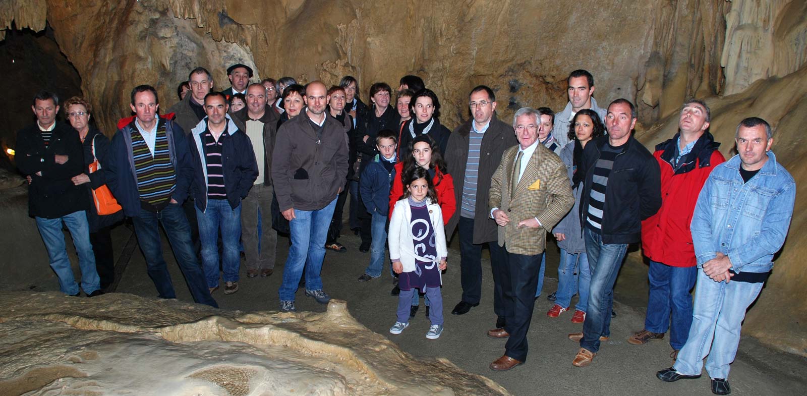 http://www.asson.fr/actualites/2009/0904/0904-grottes-1.jpg